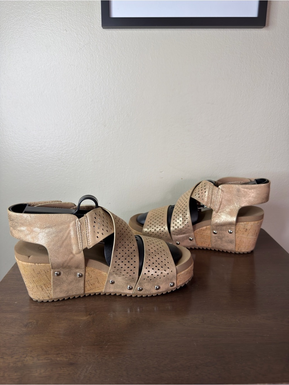 Corkys Guilty Pleasure Gold Wedge Sandals Sz 8 Womens - Picture 2 of 7
